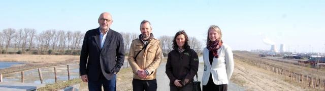 Schepen van Linkeroever in BKZ Boudewijn Vlegels, Tim Gregoir van Departement MOW, Isha Van Alsenoy van Agentschap Natuur en Bos en Annelies Pede van DMOW openen het buffergebied officieel. — © dvk